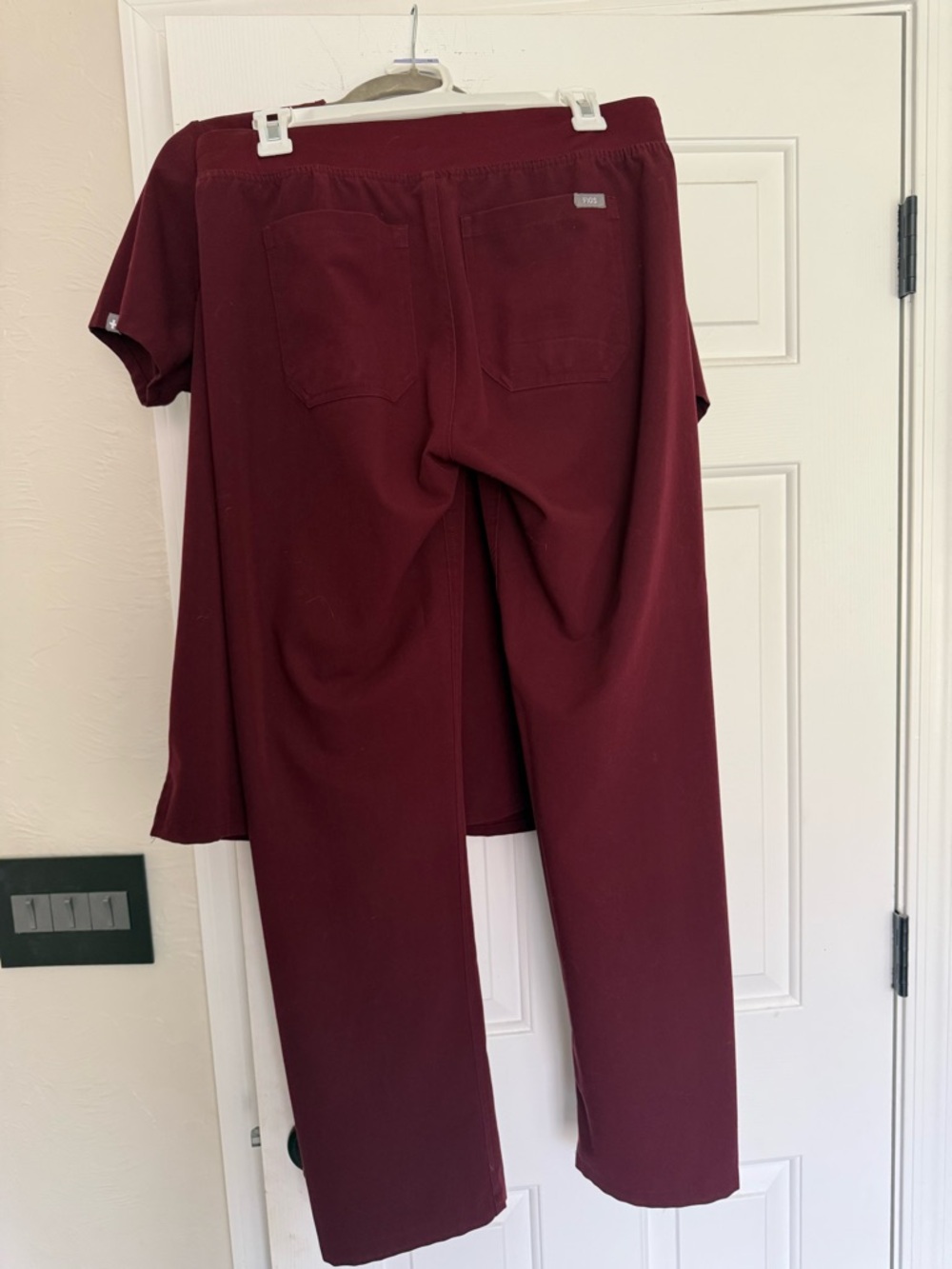Figs Women’s Size Small Scrub Set! Burgundy Catarina Top & Livingston pants - Picture 2 of 4